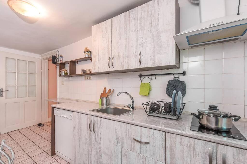 Spacious And Cozy 3 Bedroom Apartment In Downtown Sofia Ngoại thất bức ảnh